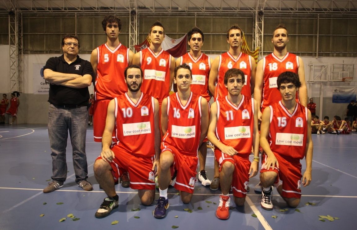 Ramon Prats, a l'esquerre de la imatge, amb el seu últim equip que ha entrenat. FOTO: www.cbsantpereterrassa.com
