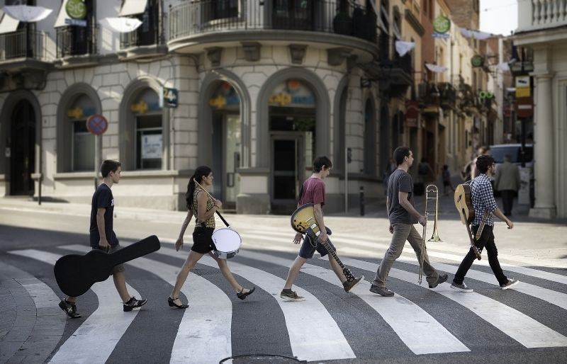 Membres de diferents grups locals van col·laborar per reproduïr la portada del disc 'Abbey Road' dels The Beatles. FOTO: Artur Ribera