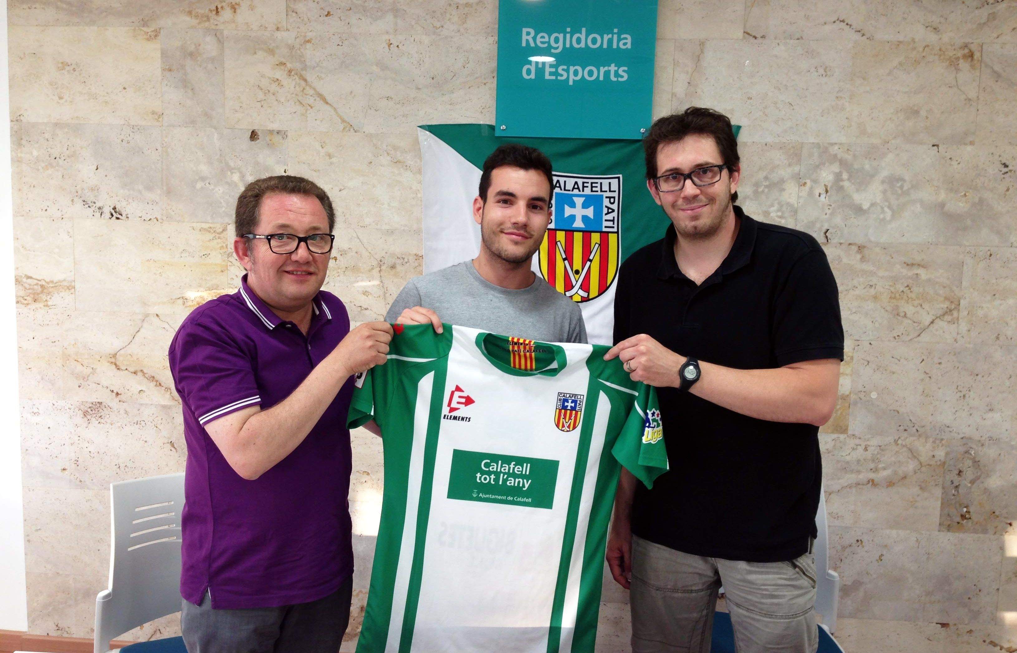 Pol Galbas, al mig de la imatge, amb la seva nova samarreta. FOTO: Club Patí Calafell