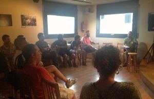 Una vintena de persones van assistir a la trobada. FOTO: Àgata Guinó