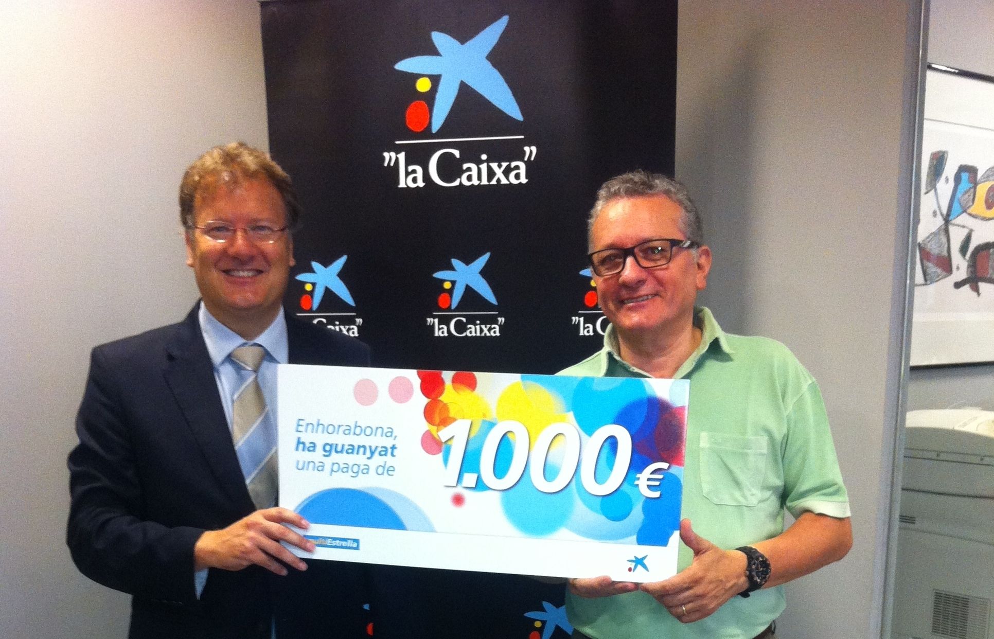 Director de l'oficina de La Caixa de Doctor Galtés, Jose Luis Bretons Boixareu i el premiat Francisco Cespedes. FOTO: Cedida   