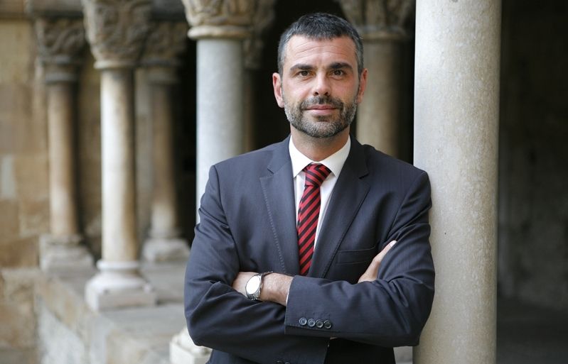 Santi Vila, al claustre del Monestir. FOTO: Artur Ribera