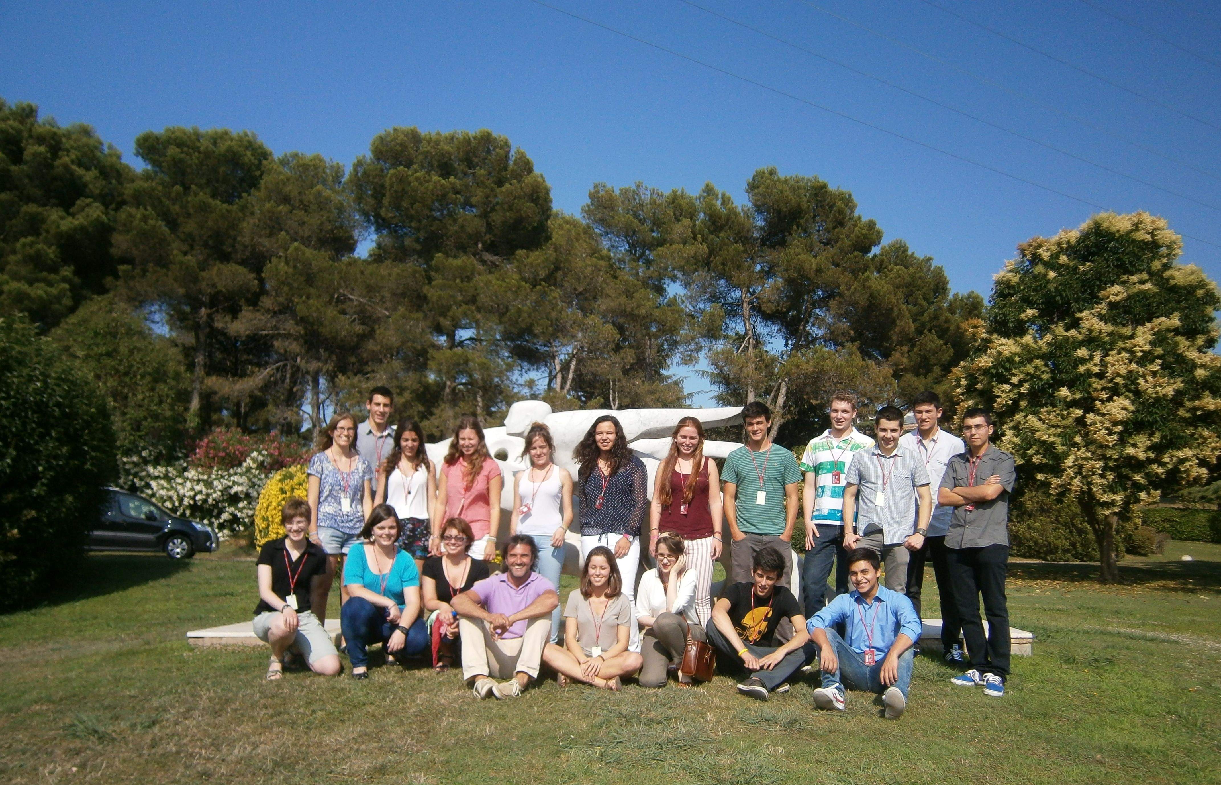 Els estudiants, amb Joan Fontserè, director del CAR de Sant Cugat. FOTO: CAR