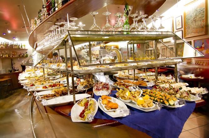Al Telefèric hi ha una gran varietat de tapes, pintxos i platets per triar. FOTO. Arxiu