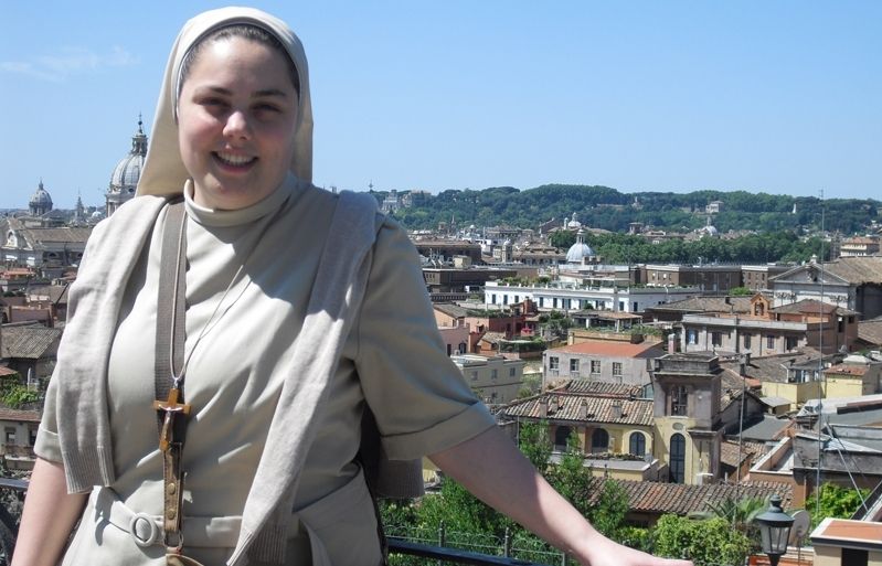 La religiosa amb la ciutat de Roma al darrera. FOTO: Cedida