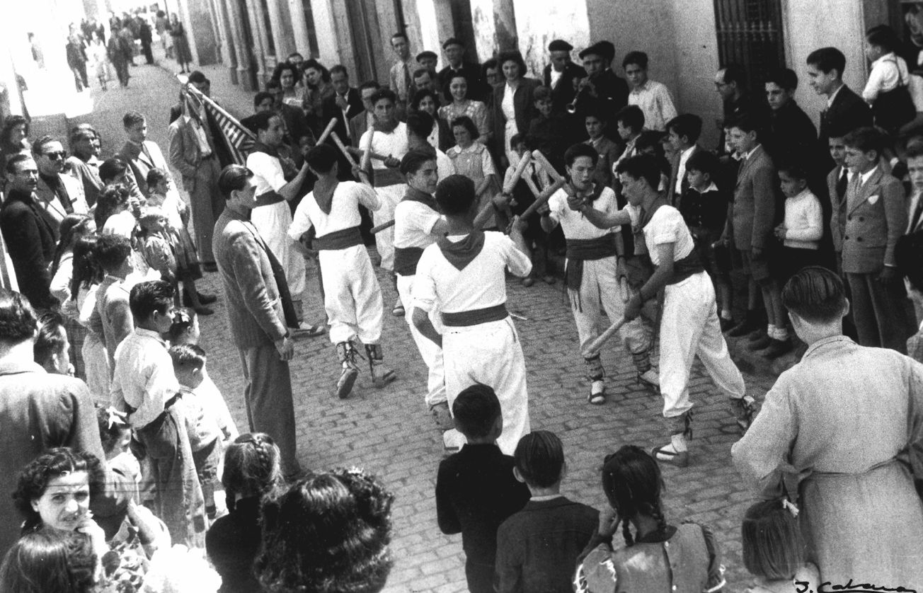 Els Bastoners al carrer de Santa Maria 