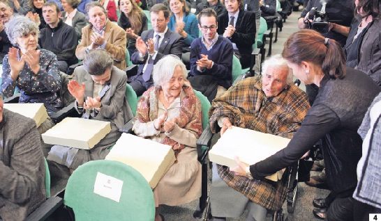 Moment en què l?Arxiu Nacional va lliurar còpia als propietaris dels papers de Salamanca