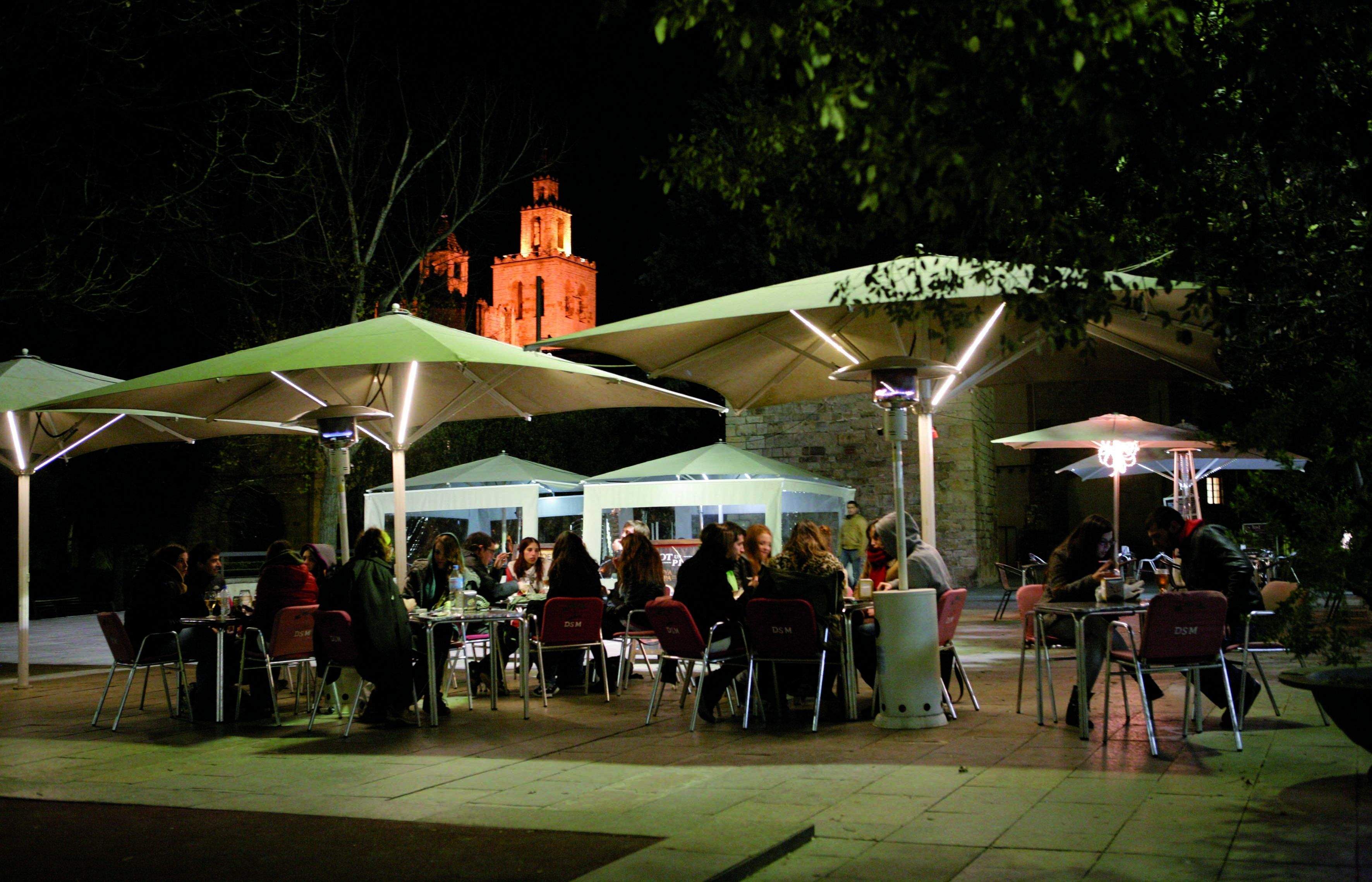 Les terrasses s'omplen de gent durant les nits d'estiu. FOTO: Artur Ribera