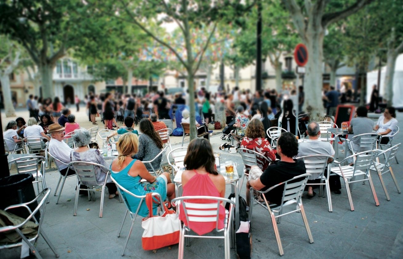 Les terrasses s'omplen de gent quan afluixa la calor. FOTO: Artur Ribera