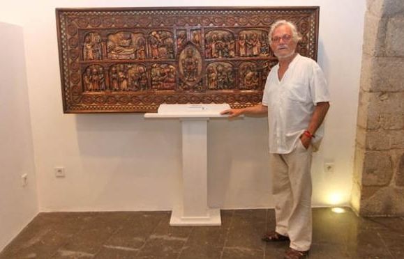 L'artista davant la rèplica del frontal santcugatenc. FOTO: Cedida