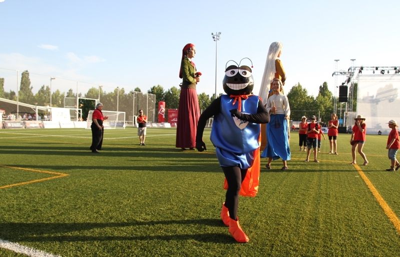 La mascota Cuga entra en escena. FOTO: Estefania Bedmar 