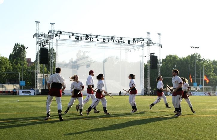 Els bastoners, com els geganters i els capgrossos, han participat de la cerimònia. FOTO: Estefania Biedmar