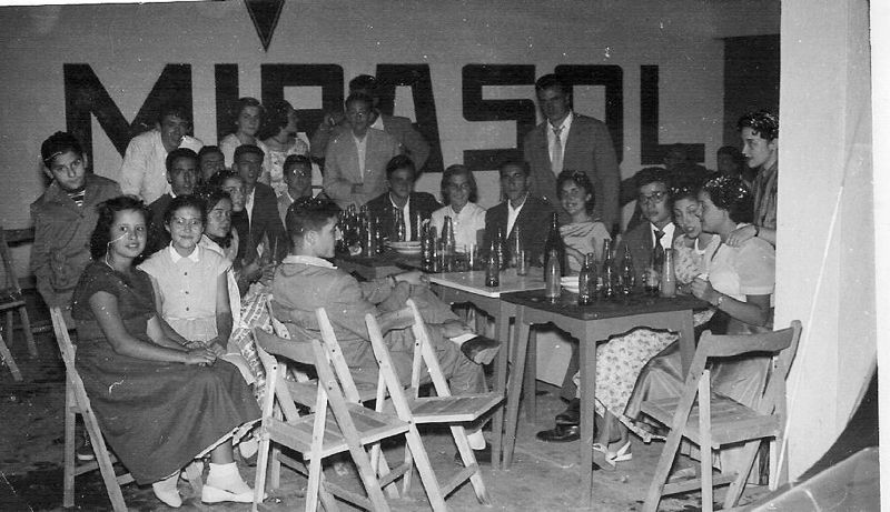 Local social del CF Mira-sol Estiuejants en una revetlla al local a lany 1956 
