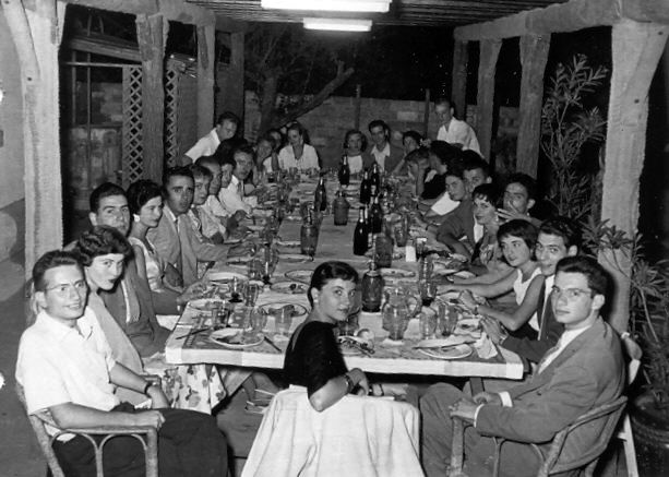 Grup de joves en una revetlla al Casino Veraniego els anys 50