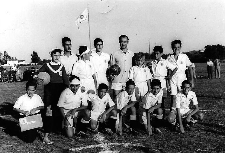   Inauguració del primer camp del CF Mira-sol a lany 1951. Equip infantil amb el jugador del Barça César, que va arbitrar el partit 