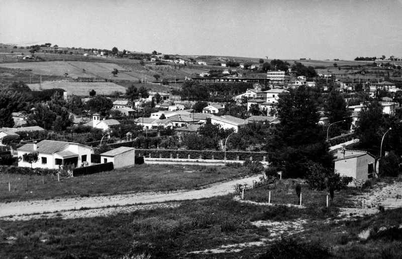 Vista de Mira-sol als anys 50. Al fons lestació de FGC i la zona de Can Mates on avui shi ha edificat la urbanització. 