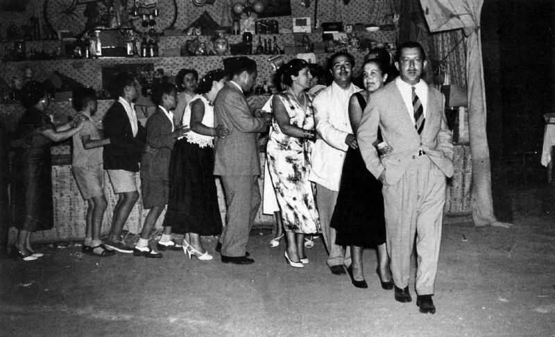 Ballant la conga en un envelat als 50. De dreta a esquerra: Sr. Argemí, Sra. Pla, Sr. Rotger i Sra. Argemí