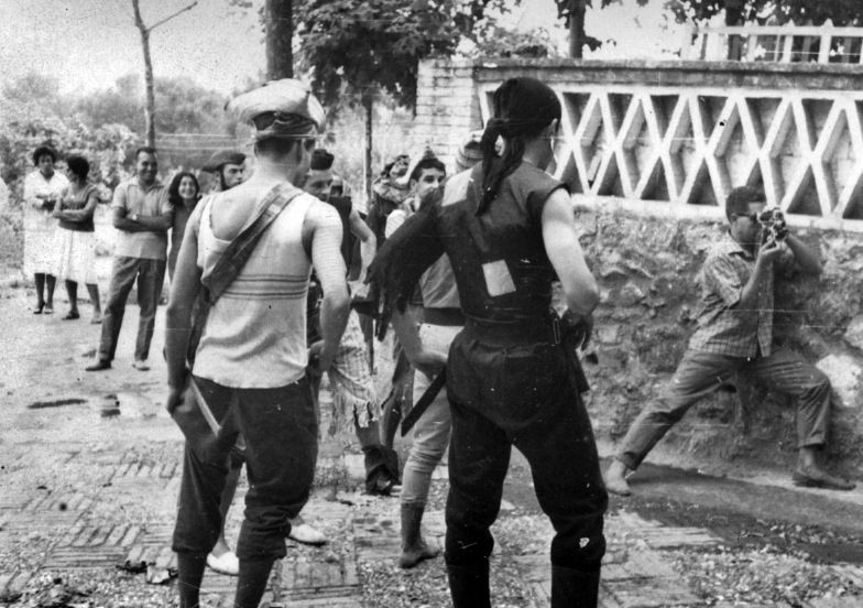 Filmant Grup damics rodant una pel·lícula de pirates  al carrer, any 1960