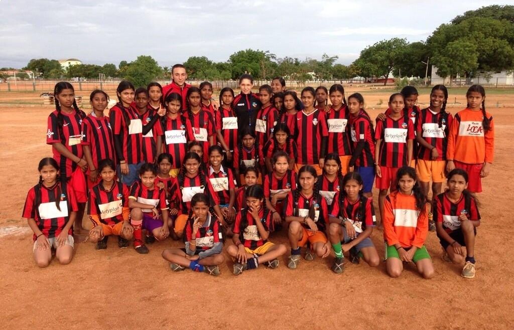 El Sant Cugat Esport FC va lliurar samarretes per a tots els nens i nenes. FOTO: Xavier Ros/SantCugat Esport FC