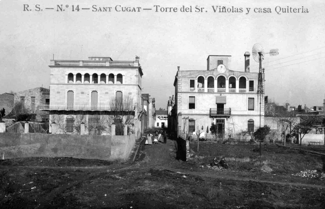  El mas en una imatge antiga, a la qual es pot veure el molí que extreia aigua dels dos pous. FOTO: RXIU
