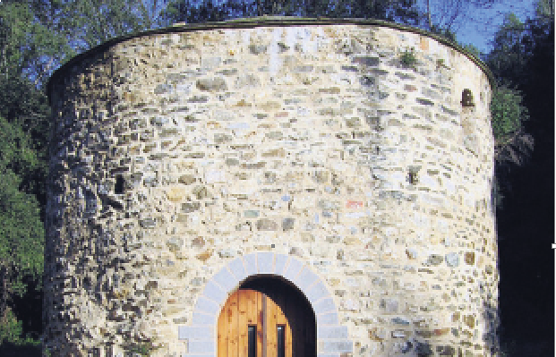 ista frontal de l ermita de Sant Adjutori desprès de les excavacions de 2001 amb la reforma feta al 2003.