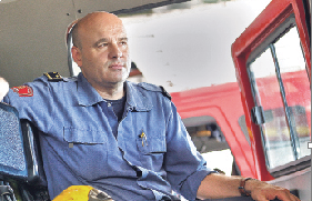 ervera, a linterior dun dels camions de bombers del Parc de Bellaterra. FOTO: Artur Ribera