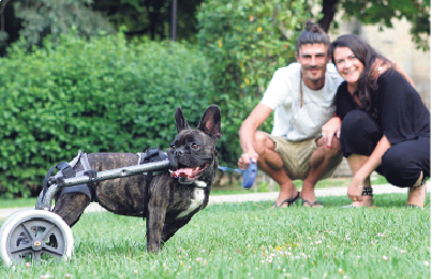 La santcugatenca Carla Bonini amb la seva parella Tommy Rocamora i la gosseta Tota durant un passeig als jardins del Monestir. FOTO: 
