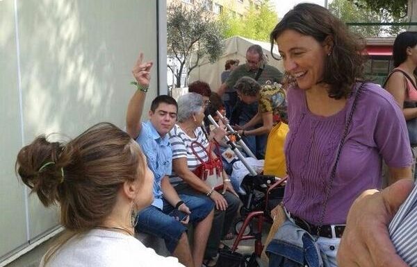 L'alcalde Conesa saludant Sandra Méndez Creus, Atàxia de Friedreich, durant una jornada solidària. FOTO: Amanda Bernal