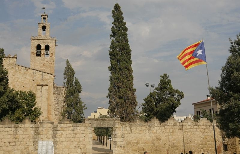 L'han col·locat davant del Monestir, el dia abans de la Diada. FOTO: Artur Ribera