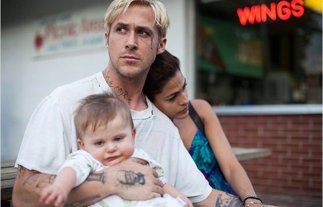 Ryan Gosling i Eva Mendes en un moment de 'Cruce de caminos'