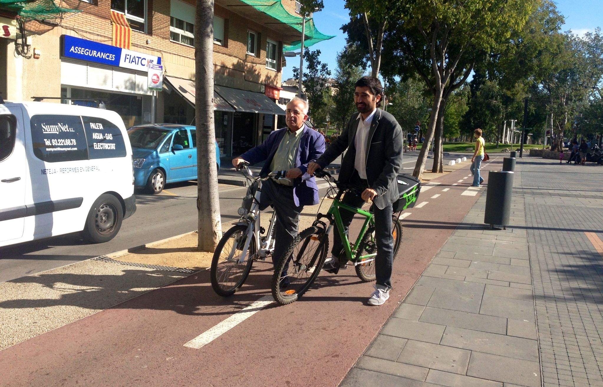 Els regidors de Mediambient, Joan Puigdomènech, i Mobilitat, Jordi Puigneró, a la presentació de la Setmana de la Mobilitat Sostenible. FOTO: A.Mira
