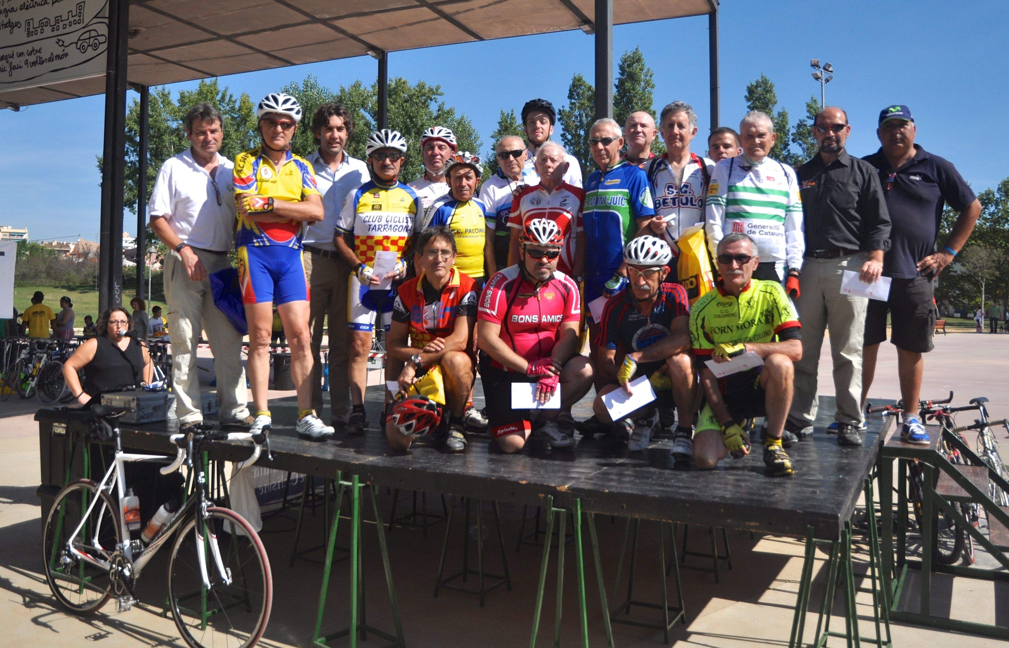 Representants de diferents clubs han recollit un banderí commemoratiu. FOTO: Pere Fernández