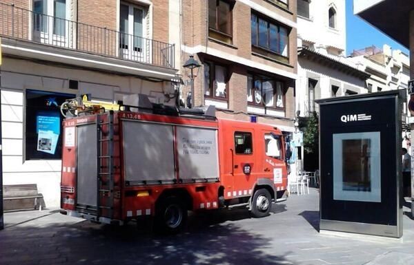 Una dotació de bombers s'ha desplaçat al lloc. FOTO: Esther Madrona 