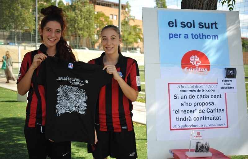 Jugadores del Sant Cugat Esport FC, amb la samarreta promocional de Càritas. FOTO: Amanda Bernal
