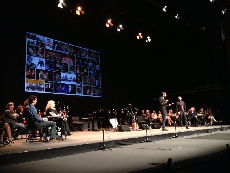 Santi Millán, acompanyat per Javi Sancho, han presentat la programació en clau d'humor. FOTO: A.Ribera