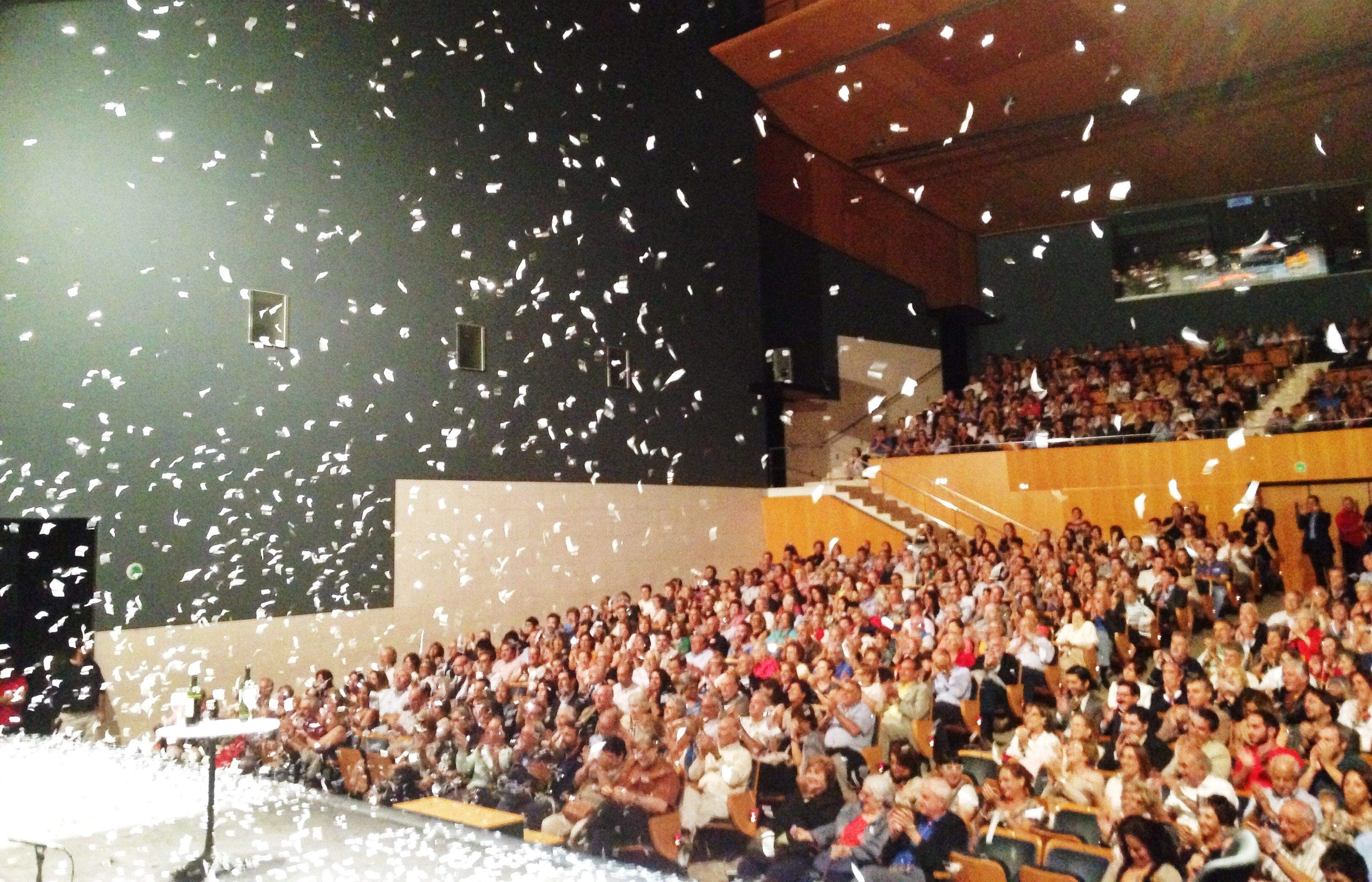 Moment després de bufar les espelmes dels 20 anys del TA. FOTO: Laura Grau