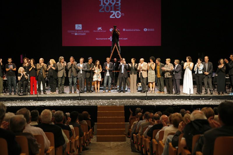 Foto amb tots els presents a la festa dels 20 anys