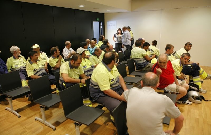Els escombriaires, a la Sala de Plens. FOTO: Artur Ribera