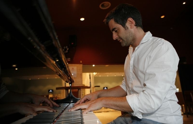 Joan Dausà actua als Petits Camaleons, diumenge 6 d'ocubre. FOTO: Artur Ribera 