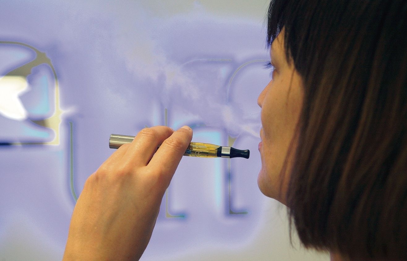 Persona fumant una cigarreta electrònica. FOTO: Cedida
