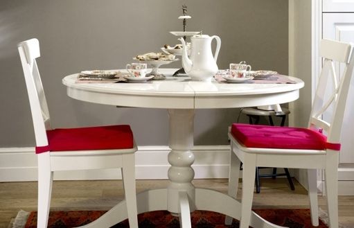 Una taula rodona amb pota al mig permet aprofitar millor l'espai