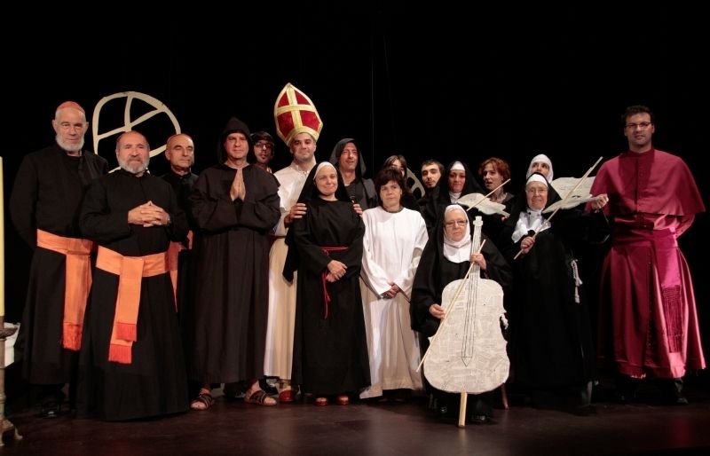 Assajant una de les seves obres. FOTO: Cedida