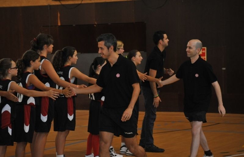 Josep Antón, saludant una jugadora a la presentació dels equips de la UE Sant Cugat. FOTO: Amanda Bernal