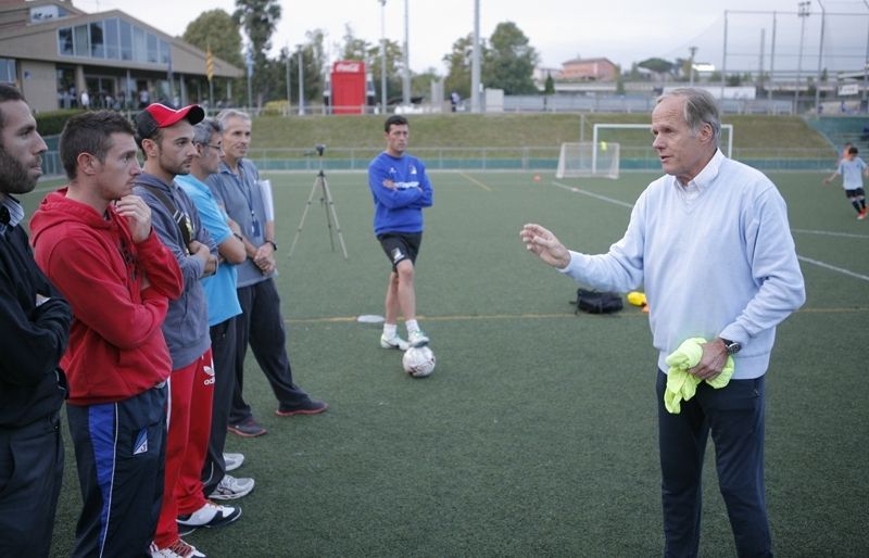 Horst Wein, dialogant amb els entrenadors de futbol del Junior FC. FOTO: Artur Ribera