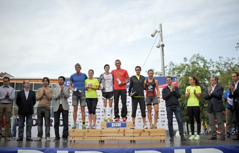 Foto de família de guanyadors, patrocinadors i organitzadors de la 5a Cursa DiR. FOTO: Amanda Bernal