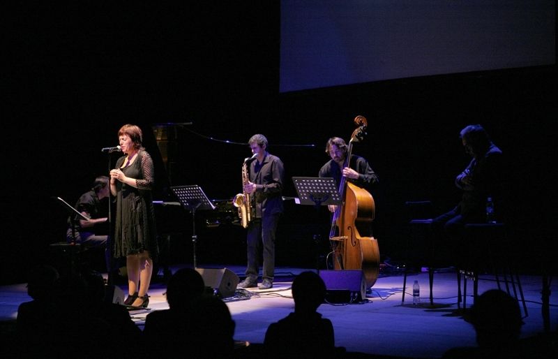 Núria Cols va cantar els versos de Margarit. FOTO: Artur Ribera