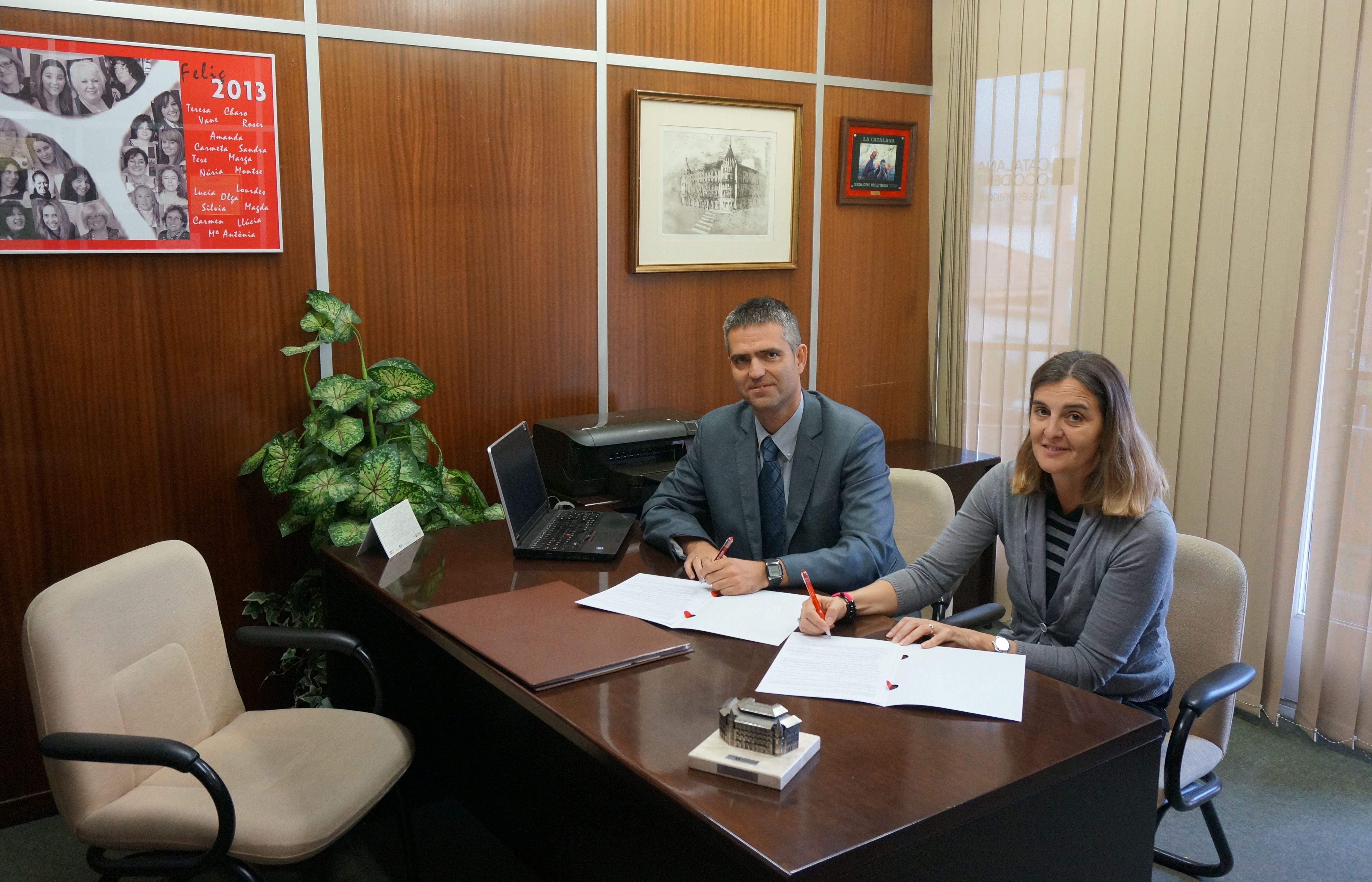 José Juan Rodríguez Sánchez i Mònica Mateu, signant el conveni d'esponsorització. FOTO: Cedida