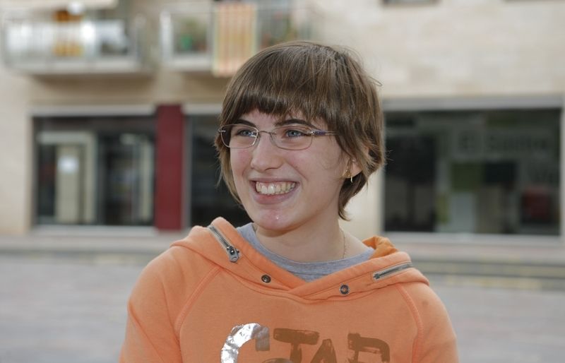 L'estudiant santcugatenca, Anna Creus, a la plaça de Can Quitèria. FOTO: Artur Ribera
