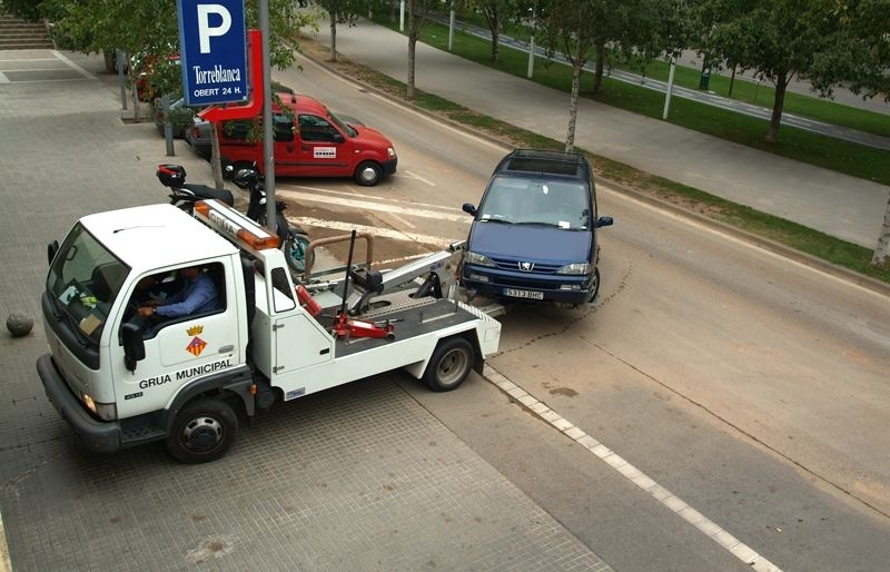La grua retirant un vehicle. FOTO: Arxiu 