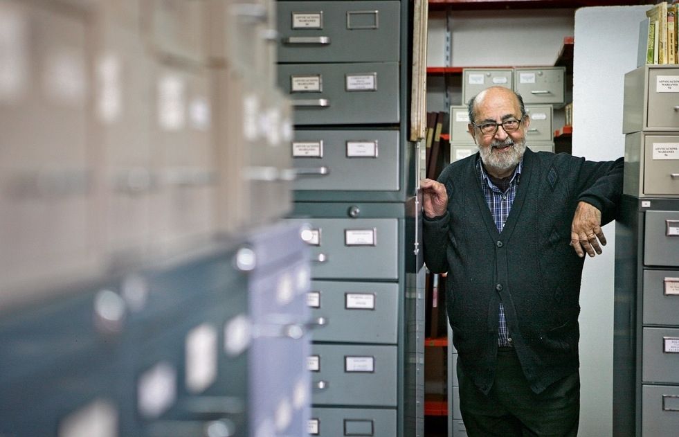 Josep Maria Gavín , al seu arxiu, a les entranyes de casa seva. FOTO: Artur Ribera